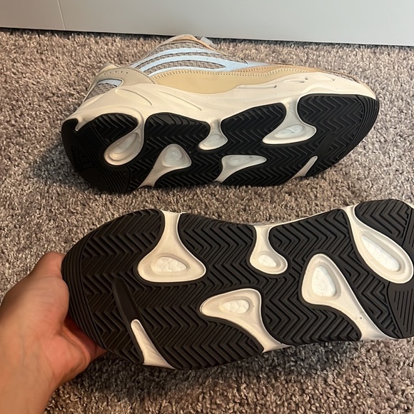 YEEZY BOOST 700 V2 ‘CREAM’ - Picture 6 of 7